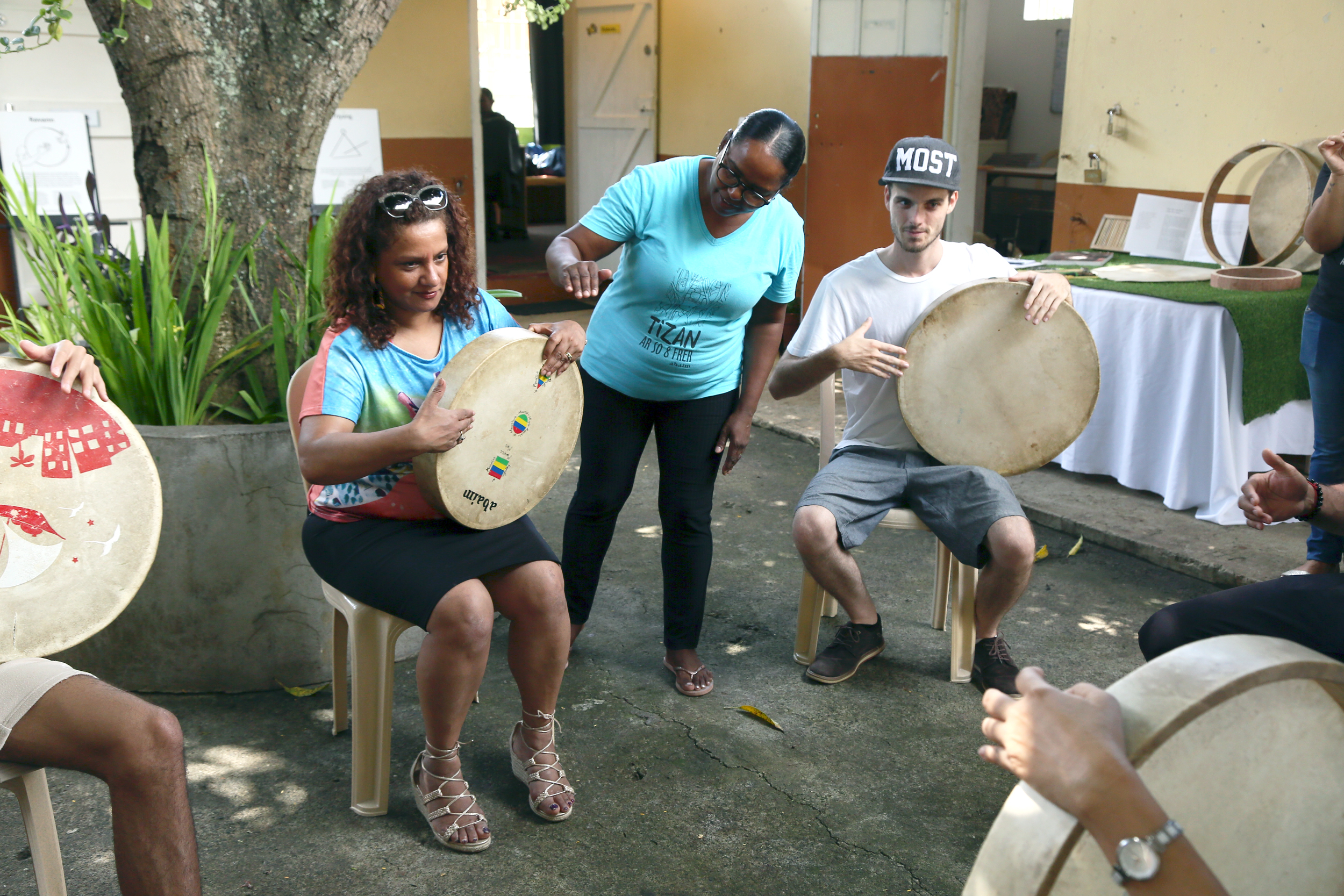 TOURNAGE BELLES D'AME A L?ILE MAURICE - En partenariat avec la MTPA -  L'Initiation au Ravannes ABAIM en compagnie de Marousia Bouvery 